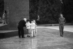 1941-1945-nji ýyllaryň urşunda wepat bolanlaryň hatyrasyna dikilen ýadygärligiň ýanynda