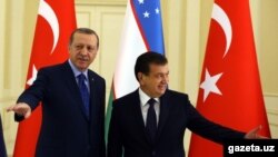 Түркия президенти Режеп Тайып Эрдоган менен Өзбекстан президентинин милдетин аткаруучу Шавкат Мирзиёев.