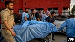 Ок жеген туристти тез жардам алып кетип жатат. 22-апрель, 2025-жыл. 