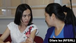 Айнур Ашим (слева), дочь активистки Ардак Ашим, и адвокат Галия Аяпбегенова. Шымкент, 10 мая 2018 года.