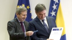 BiH je dobila Upitnik Evropske komisije još 2016. godine (Na fotografiji evropski komesar za proširenje Johanes Han uručuje Upitnik predsjedavajućem Vijeća ministara BiH Denisu Zvizdiću)