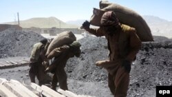 په کوټه کې مزدوران له کانه ایستلي سکاره لېږدوي - پخوانی انځور.