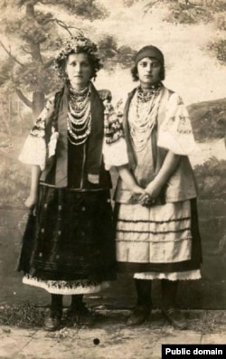 Українки-подружки. Єнакієво, 1924 рік