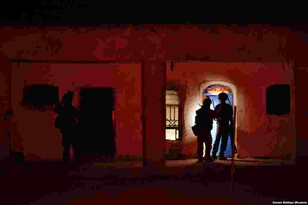 Бійці афганського спецназу обшукують будинок під час рейду проти талібів. Екстремістський ісламістський рух нападає, а потім &laquo;розчиняється&raquo;, що надзвичайно ускладнює боротьбу з бойовиками в густонаселених районах