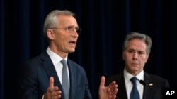 იენს სტოლტენბერგი (მარცხნივ) და ენტონი ბლინკენი 