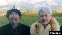 Мурдагы Акыйкатчы Турсунбек Акун атасы Акун Мусабек уулу менен.