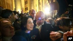 Președinta Zurabișvili participând la unul din primele proteste de stradă împotriva rezultatelor alegerilor din 26 octombrie, la Tbilisi.