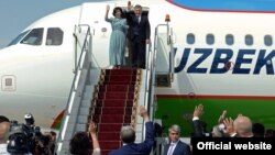 Шавката Мирзиеев с супругой.