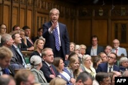 Nigel Farage, președinte și deputat din partea partidului Reform UK, vorbește în timpul sesiunii „Întrebări pentru premier” (PMQ) în Camera Comunelor, la Londra, pe 14 mai 2025.