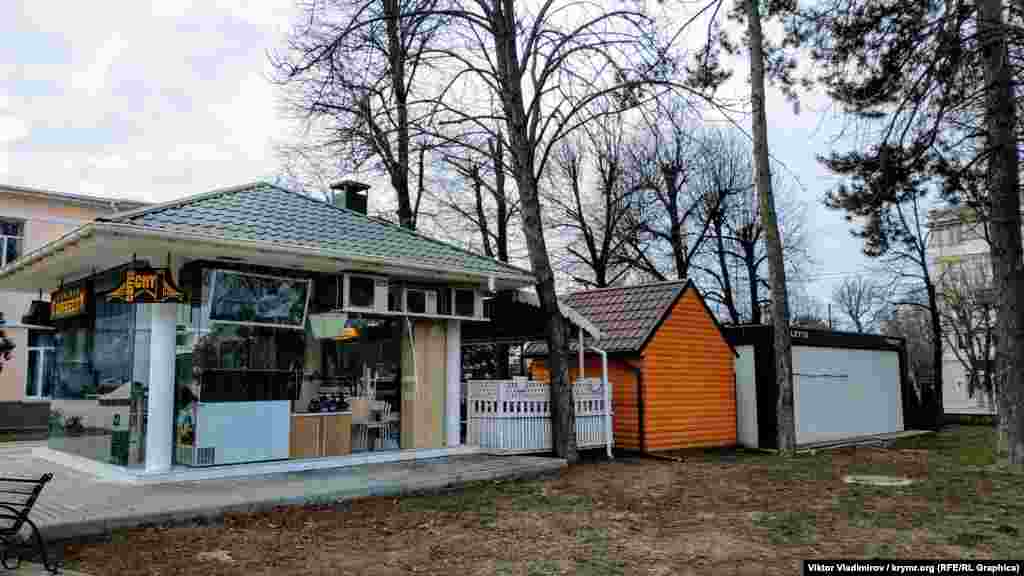 За останні роки на території парку з'явилися нові заклади &ndash; переважно кав'ярні