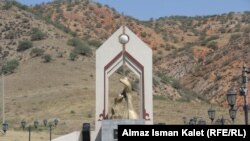 "Санпа шейиттерине" коюлган эстелик.