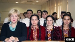 ÝHHG-niň Azat media boýunça wekili Dunýa Miýatowiç türkmen talyplary bilen.