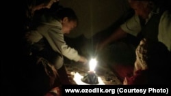 Ўзбекистонда 1 апрелдан электр энергияси ва газ учун тўловлар ошиши ортидан кам таъминланган оилаларнинг иқтисодий аҳволи янада оғирлашиши кутилади.