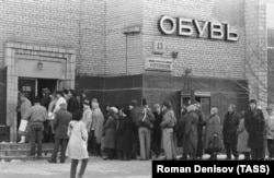 Очередь в обувной магазин на Кутузовском проспекте в Москве, 1988 год