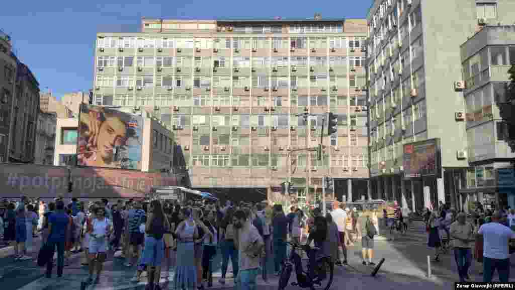 Na "totalnu blokadu Srbije povodom policijske brutalnosti" pozvali su dan ranije studenti u blokadi (Beograd, 4. jul)