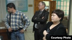 Лұқпан Ахмедьяровтың мақаласына қатысты соттың бірінші күніне келген тараптар. Орал, 23 сәуір 2012 жыл. («Уральская неделя» сайтынан -  uralskweek.kz алынған сурет)