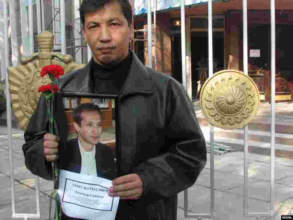 "МК-Азия" гезитинин башкы редактору Улугбек Бабакулов Бишкекте өткөн акцияда, 26.10.2012