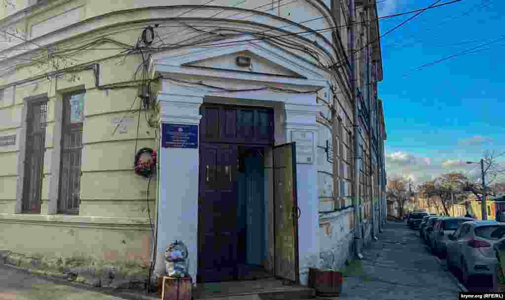 Aqmescitniñ Rusiye Qırım federal universitetiniñ beden terbiyesi fakultetiniñ tarihiy bina kirişinde, 2025 senesi yanvar ayı