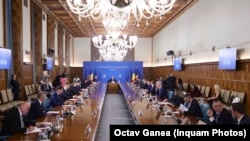 Cabinetul Bolojan într-o ședință de Guvern.