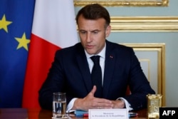 Президент Франции Эммануэль Макрон выступает во время дипломатической встречи с представителями Украины, Великобритании, США и Германии в Елисейском дворце. Париж, 17 апреля 2025 года