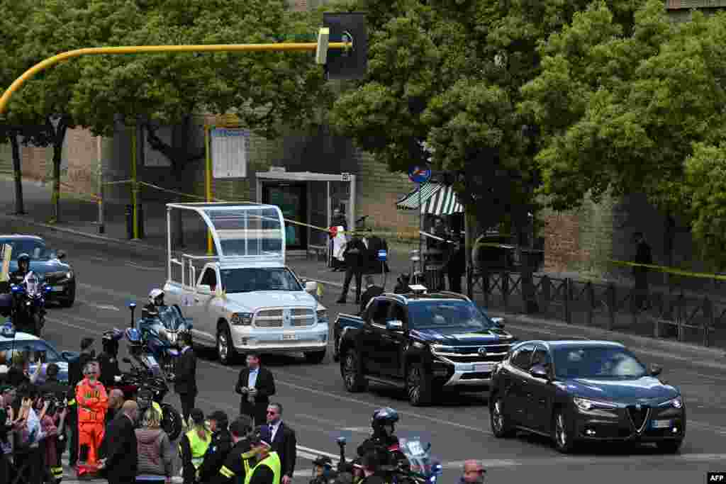 Njerëzit mblidhen përgjatë rrugës ndërsa arkivoli i Papa Françeskut të ndjerë dërgohet nga Bazilika e Shën Pjetrit në Bazilikën Santa Maria Maggiores, gjatë ceremonisë së varrimit në Romë.