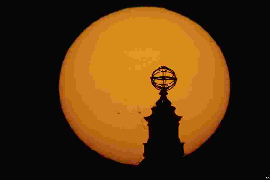 Кунтскамера музейинин мунарасынын күн батып бараткандагы көрүнүшү. Санкт-Петербург.