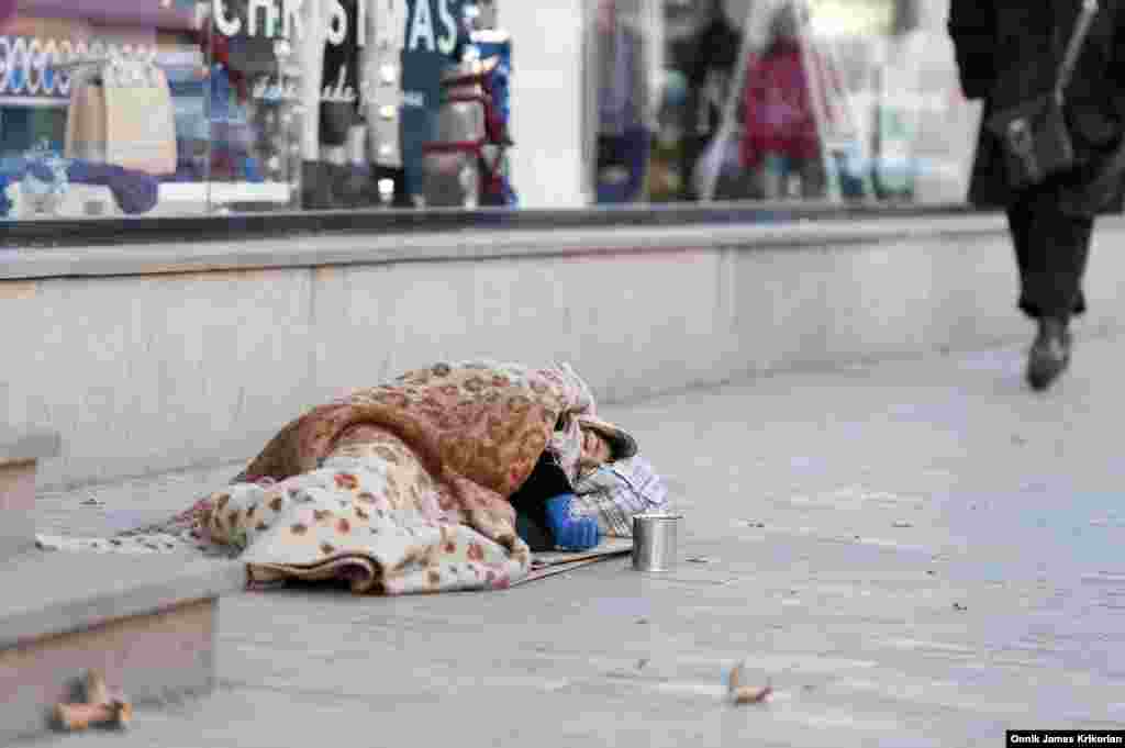 UNICEF-ზე დაყრდნობით, "კარიტას საქართველო" ვარაუდობს, რომ საქართველოში ქუჩაში ცხოვრობს ან მუშაობს 2500-მდე ბავშვი. ისინი ძირითადად მთავარ ქუჩებზე ან დიდ კომერციულ უბნებში ჩნდებიან.