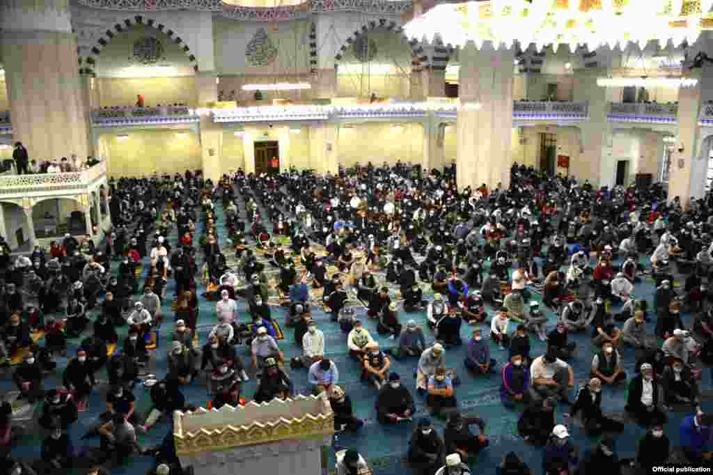 Бишкектин башкы мечиттеги айт намаз. 13.05.2021