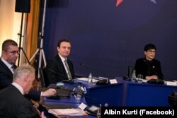 Kryeministri i Kosovës, Albin Kurti (i dyti djathtas), Komisionarja për Zgjerim e Bashkimit Evropian, Marta Kos, (djathtas), si dhe kryeministri i Maqedonisë së Veriut, Hristijan Mickocski, në tryezën e përbashkët në Tiranë, Shqipëri.