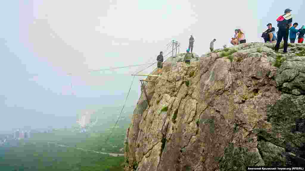 Вранці на вершині Делікли-Бурун (з кримськотатарської &ndash;&nbsp;дірявий мис) з'явилися любителі банджі-джампінгу. Екстремальне задоволення коштує 3000 рублів (1400 гривень)