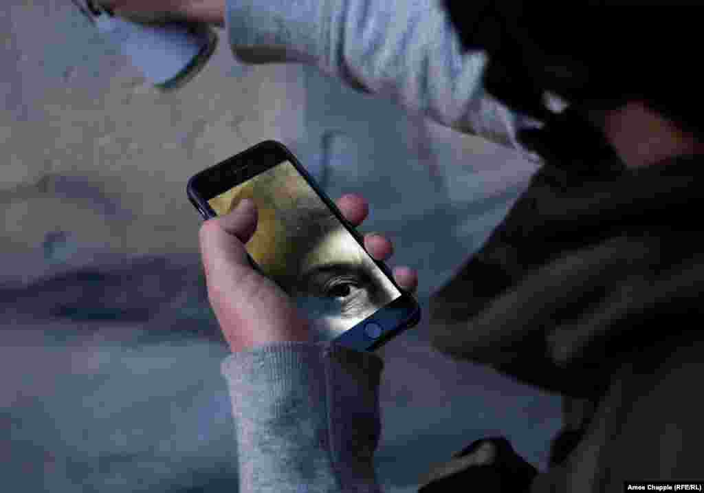 Ван Хелтен використовує фотографію на мобільному як замальовку. &laquo;Я думаю, &ndash; каже він, &ndash; що допоки люди не бачать в цьому розбишацтва, з цього може вийти щось хороше&raquo;