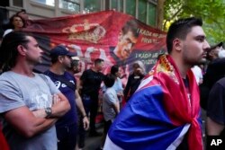 Suporterii lui Djokovici, fără măști de protecție, au așteptat decizia judecătorului în fața hotelului (destinat imigranților) în care a fost găzduit sportivul, după ce autoritățile de frontieră i-au retras viza. „E în închisoare” spusese tatăl sportivului, „este liber să plece oricând”, au răspuns autoritățile sugerând că acesta poate părăsi Australia.