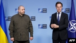 Rustem Umerov (stânga), la acel moment - în februarie 2025 - ministru al Apărării, împreună cu șeful NATO, Mark Rutte.