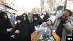 Demonstrators donate financial aid during an anti-Israeli rally in Tehran.