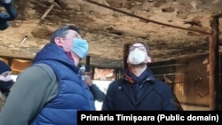 Incendiul din hala de flori a Pieței 700 din centrul Timișoarei i-a oferit lui Dominic Fritz (dreapta) prilejul de a-l demite pe Ion Nasleu.