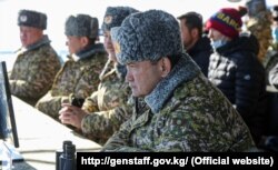 Глава Генштаба Таалайбек Омуралиев следит за учениями, 9 декабря 2020 г.