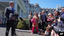 За словами співрозмовників видання, міністр фінансів Скотт Бессент та міністр торгівлі Говард Лютник переконували президента пом’якшити тарифну політику