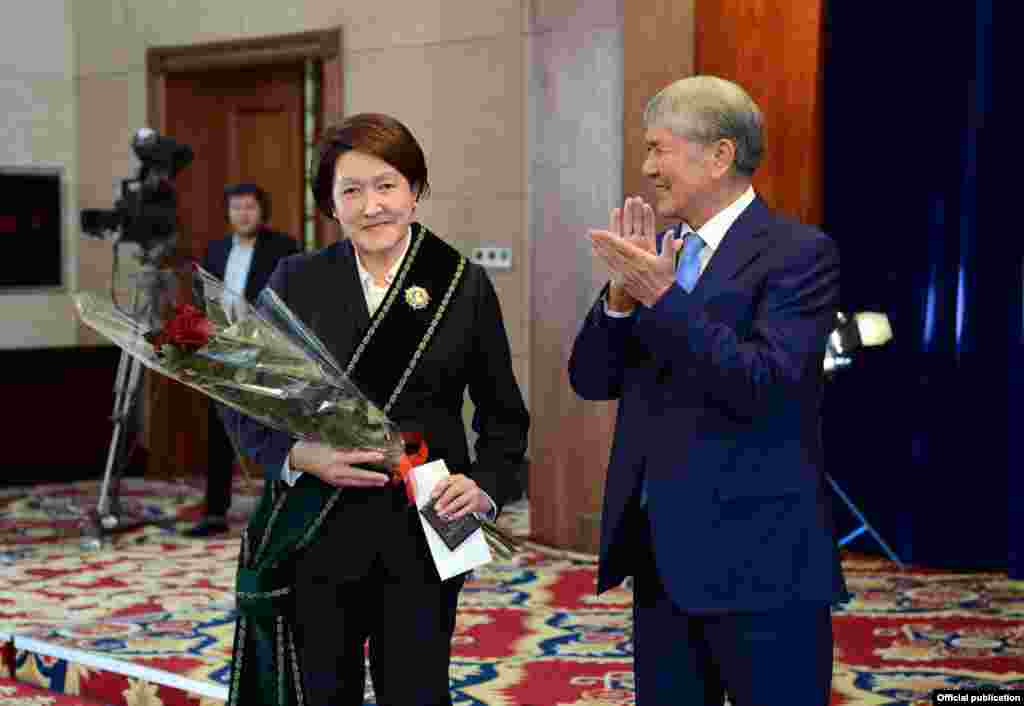 БШКнын төрайымы Нуржан Шайлдабекова "Курманжан Датка" сыйлыгын алды. Мындан сырткары БШКнын дагы төрт мүчөсү &ldquo;Даңк&rdquo; ордени баштаган мамлекеттик сыйлыктарга татыган.