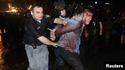 Самыми яркими примерами нарушения правозащитники назвали разгон акции оппозиции 26 мая и дело фотографов