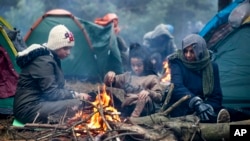 Беларусия менен Польшанын чек арасындагы мигранттар. 