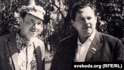 Андрэй Макаёнак (справа) з расейскім паэтам Андрэем Вазьнясенскім. 1973 год. З фондаў БДАМЛМ
