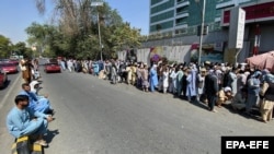 ازدحام مردم در مقابل یکی از بانک های خصوصی در شهر کابل