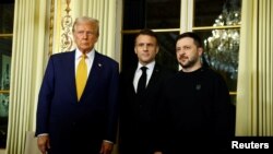 Президент Франції Еммануель Макрон з обраним президентом США Трампом і президентом України Володимиром Зеленським перед тристоронньою зустріччю в Єлисейському палаці в Парижі в рамках церемонії з нагоди відкриття собору Нотр-Дам де Парі, 7 грудня 2024 року
