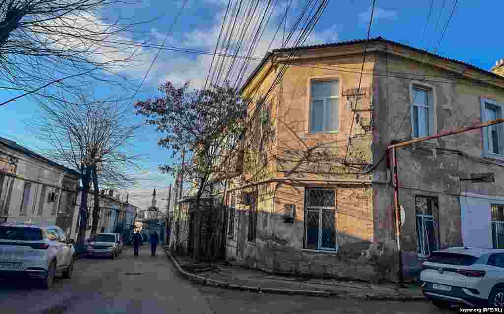 Bu evde (fotoresimde sağdan) 1920 senesi küzde Tavriya universitetiniñ rektorı, Ukrayina ilimler akademiyasınıñ prezidenti olacaq Vladimir Vernadskiy yaşağan edi. Uzaqta Kebir Cami körüne, Aqmescit, 2025 senesi yanvar ayı