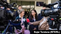 Presidentja e Kosovës, Vjosa Osmani (djathtas) me drejtoreshën e organizatës joqeveritare, "Jeta Vita", Nafije Latifi.