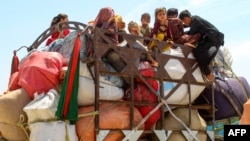 یوې افغانې کورنۍ په لارۍ کې کډه بار کړې او د چمن له لارې هېواد ته ځي - د اپرېل ۱۵مې انځور.