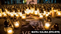 Об остроте кризиса в Словакии говорит надпись на портрете премьера Роберта Фицо: "Убийца". Братислава, 28 февраля 2018