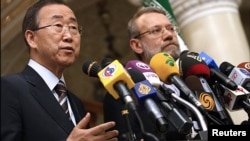 Generalni sekretar UN Ban Ki Mun i predsednik iranske Skupštine Ali Laridžani, 29. avgust 2012.