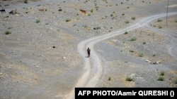 د شمالي وزیرستان په میرامشا کې یو پوځي پر سړک ګزمه کوي - پخوانی انځور.