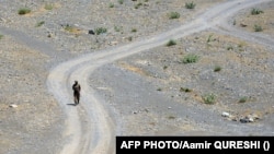 په شمالي وزیرستان کې یو سرتېری پر خالي سړک ګزمه کوي - انځور له ارشیف
